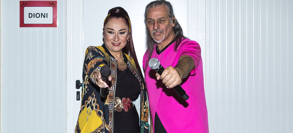 Mari Ángeles Muñoz y Dionisio Martin, de Camela, posan frente las cámaras antes de un concierto en Madrid