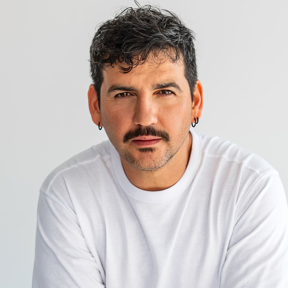 Fran Perea lanza ‘El hombre invisible’: Hablamos de Marcos (Los Serrano), Benidorm Fest, Super Bowl o 'Sirat'