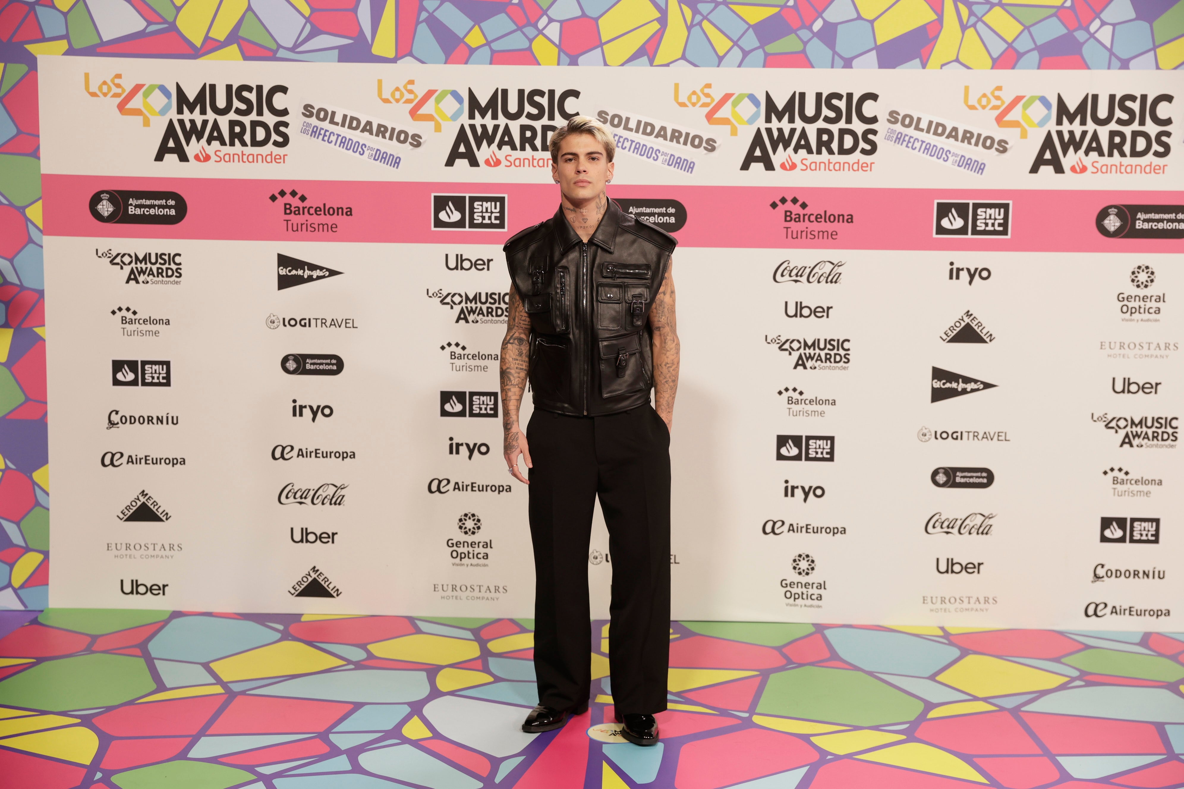 Víctor Pérez ha llegado a LOS40 Music Awards Santander dispuesto a acaparar todas las miradas y los objetivos de las cámaras. Porque, como dice su último sencillo, es auténtica &#039;superstar de TV&#039;.