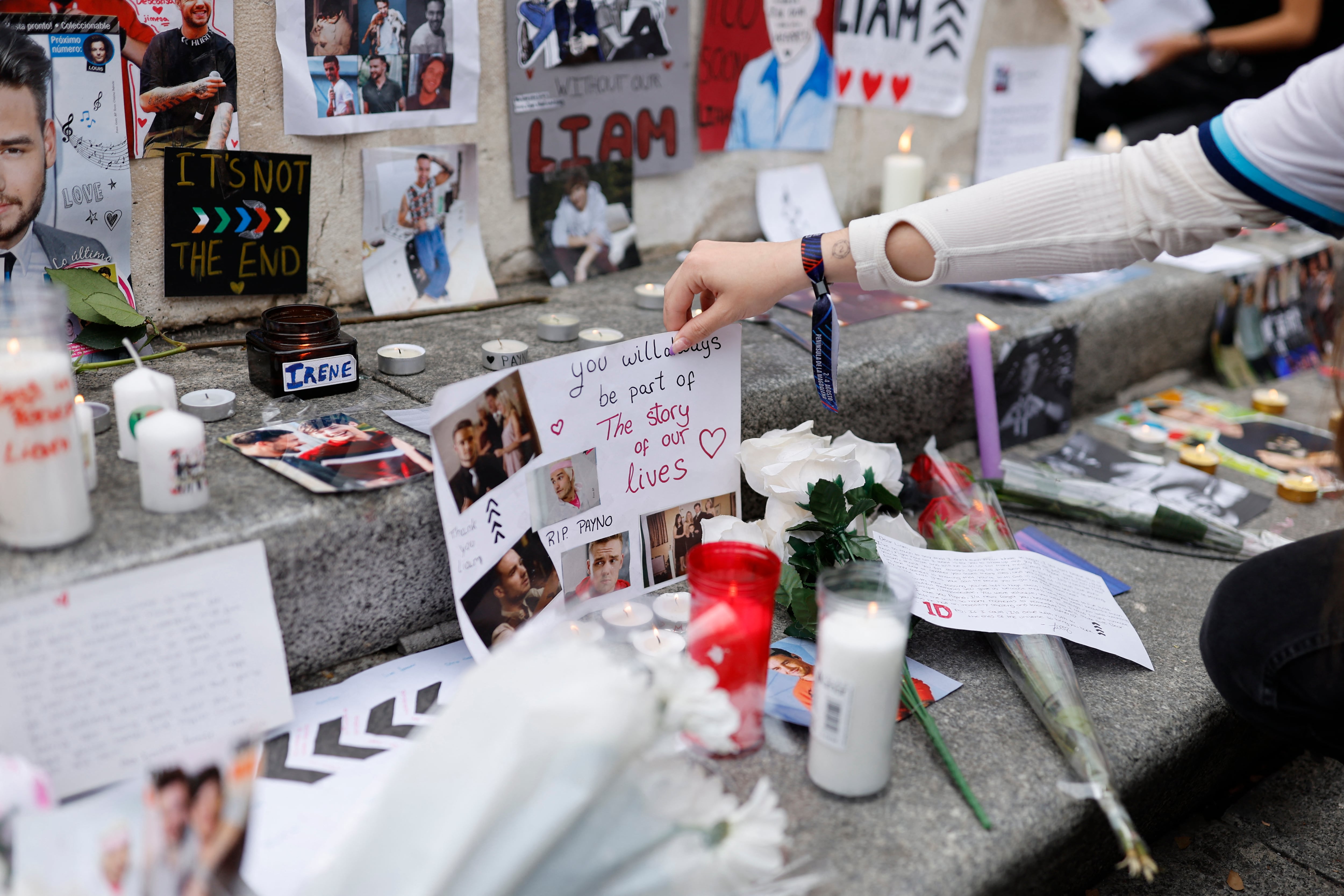 Fans realizan un homenaje de despedida al cantante Liam Payne en Madrid, España el 20 de octubre de 2024. (Photo by OSCAR DEL POZO / AFP) (Photo by OSCAR DEL POZO/AFP via Getty Images)