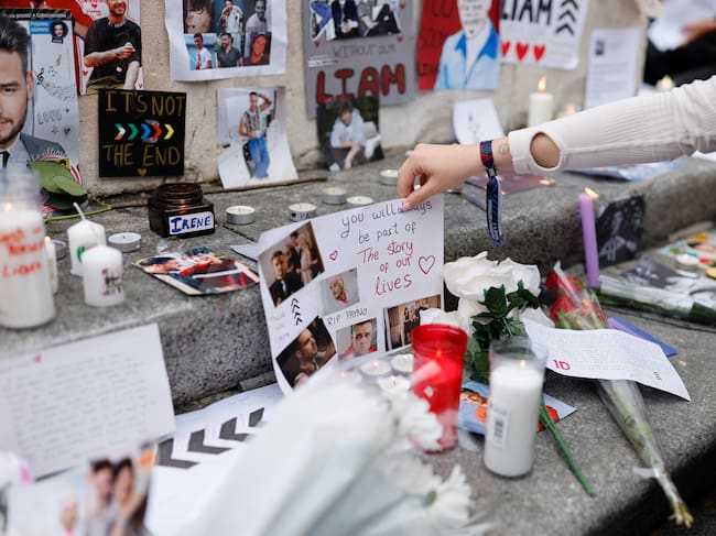 Fans realizan un homenaje de despedida al cantante Liam Payne en Madrid, España el 20 de octubre de 2024. (Photo by OSCAR DEL POZO / AFP) (Photo by OSCAR DEL POZO/AFP via Getty Images)