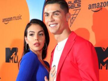 La nieve pone románticos a Cristiano Ronaldo y Georgina Rodríguez que celebran juntos el cumple del futbolista