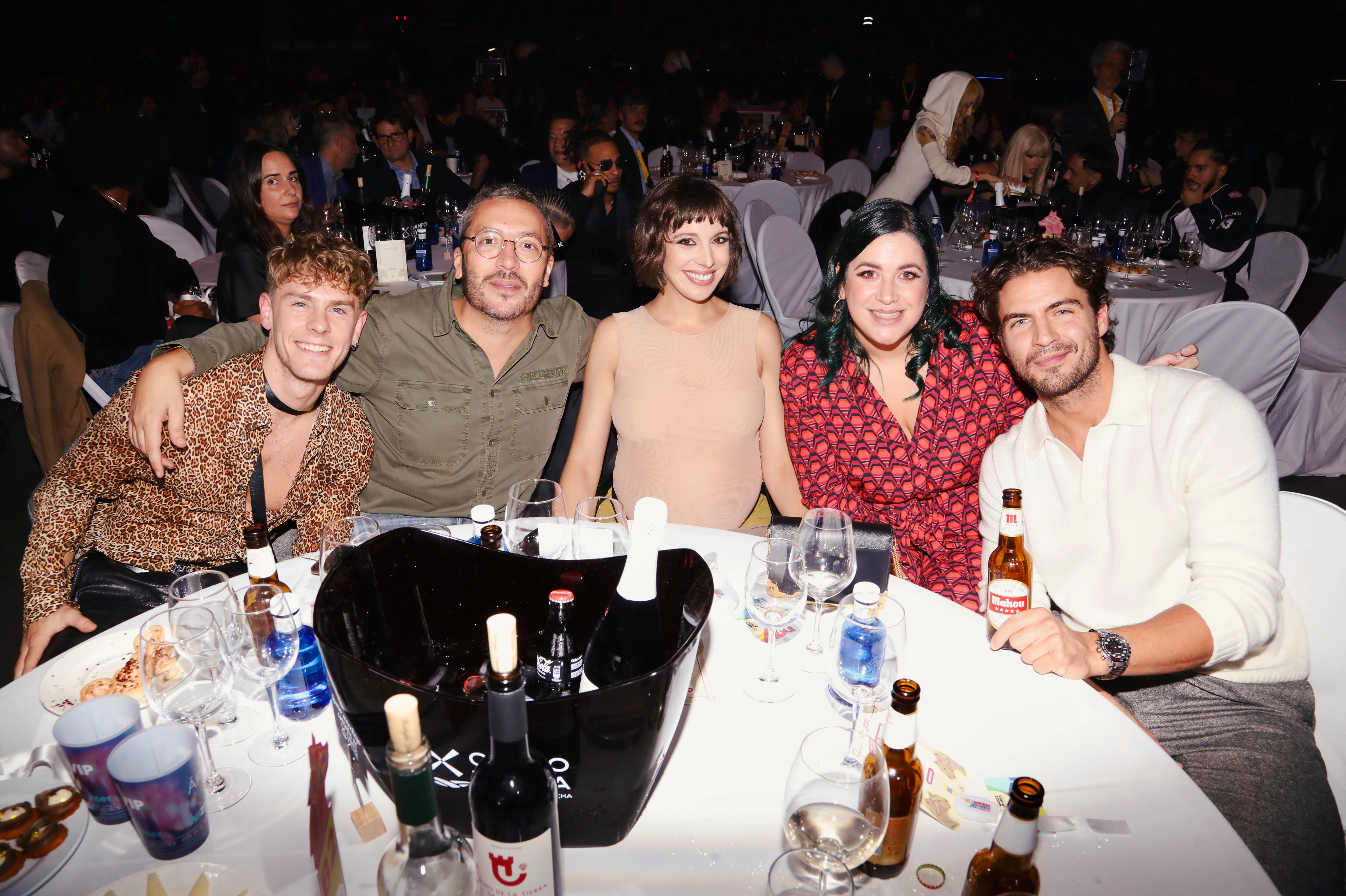 Parte del elenco de la serie Valeria junto a su creadora Elisabet Benavent.