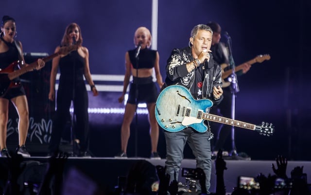 En la imagen, tras Alejandro Sanz, podemos ver a mujeres músico y coristas de la última gira del cantante.