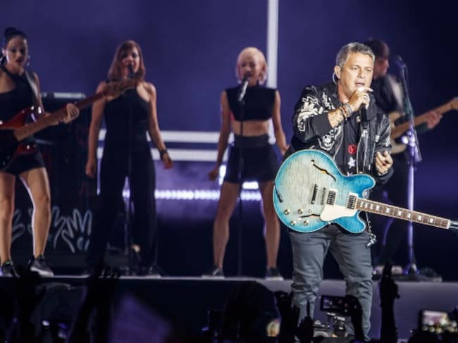 En la imagen, tras Alejandro Sanz, podemos ver a mujeres músico y coristas de la última gira del cantante.