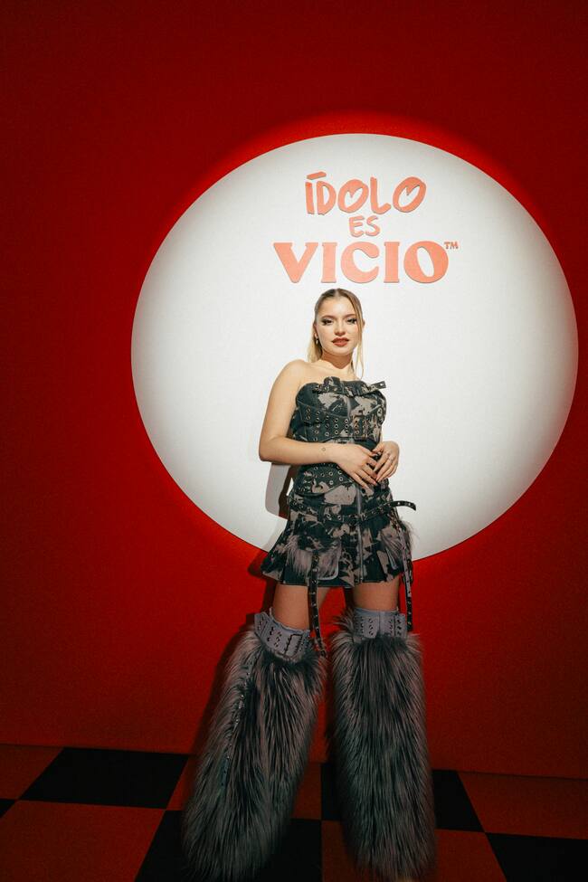 Denna también totalmente su modelito para irse de fiesta. Del azul volumétrico que vimos en la alfombra de los Premios Ídolo, pasó a este modelito de mini vestido camuflaje donde la vista se iba al pelo de sus botas.
