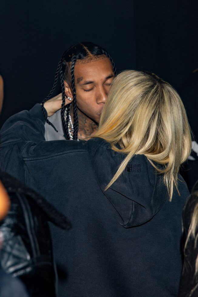 Tyga y Avril Lavigne se besan en París.