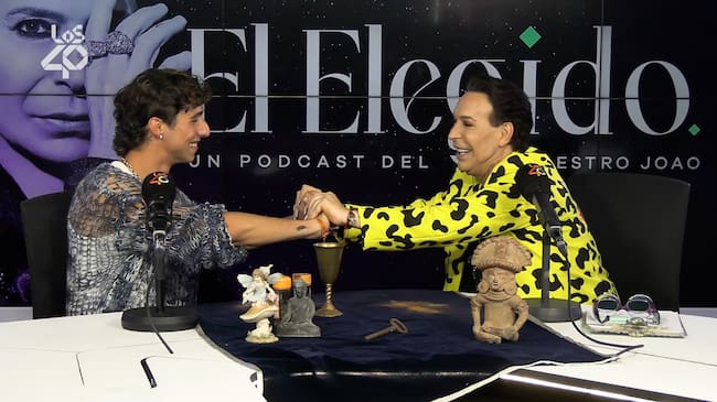 Álvaro Mayo y el Maestro Joao en el 3x01 de 'El Elegido'. / LOS40