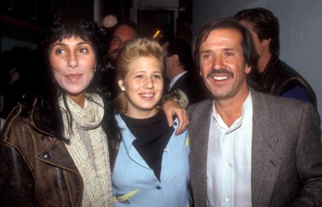 Cher, Chastity Bono y Sonny Bon en una foto de 1983