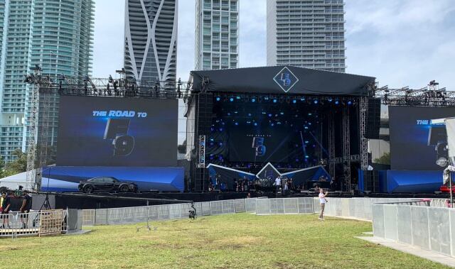 Imagen del escenario del concierto antes de empezar, en el Maurice A. Ferré Park de Miami, Florida (Estados Unidos)