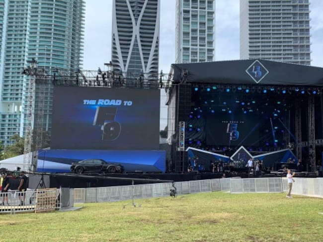 Imagen del escenario del concierto antes de empezar, en el Maurice A. Ferré Park de Miami, Florida (Estados Unidos)