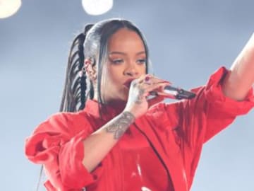 El look de Rihanna en la Super Bowl: estos son los detalles de su original homenaje a la mujer