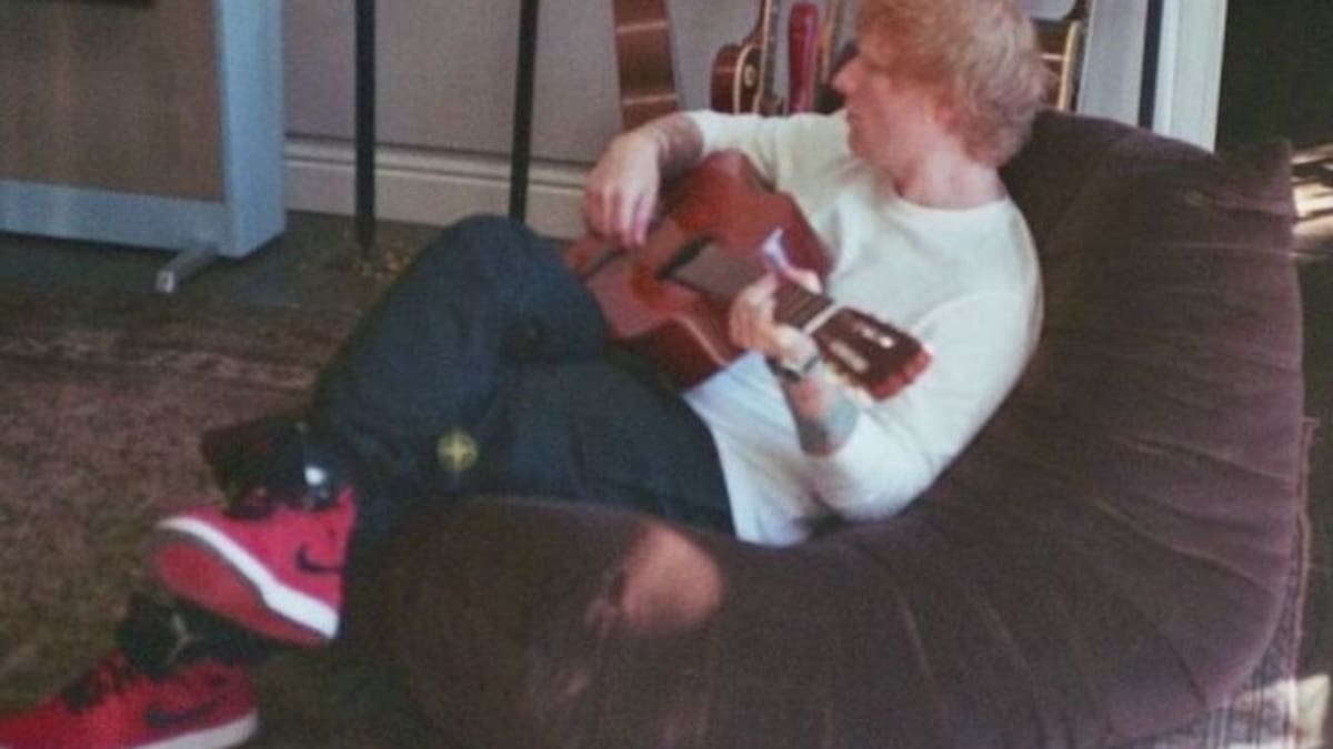 Ed Sheeran demora la grabación de su álbum para ayudar a las escuelas