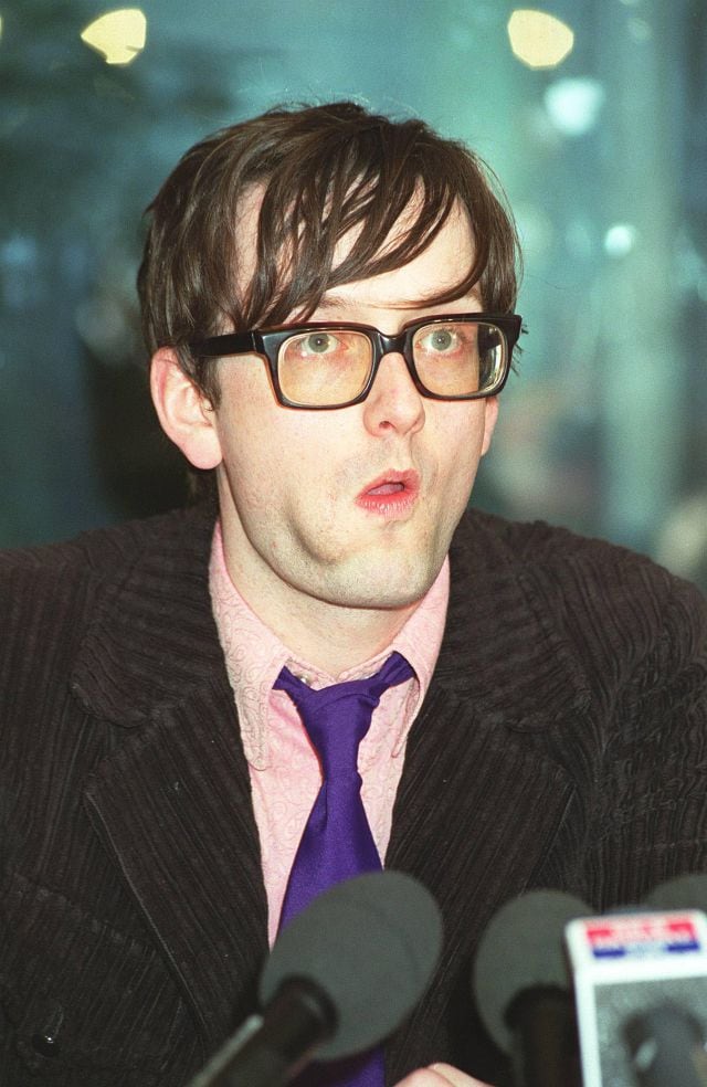 Jarvis Cocker, de Pulp, retratado en una rueda de prensa después de su declaración ante el juez por haber boicoteado con un &#039;calvo&#039; la actuación de Michael Jackson en los Brits de 1996.