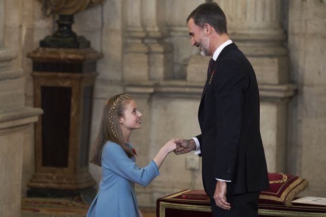 Primera reverencia de la princesa Leonor a su padre.