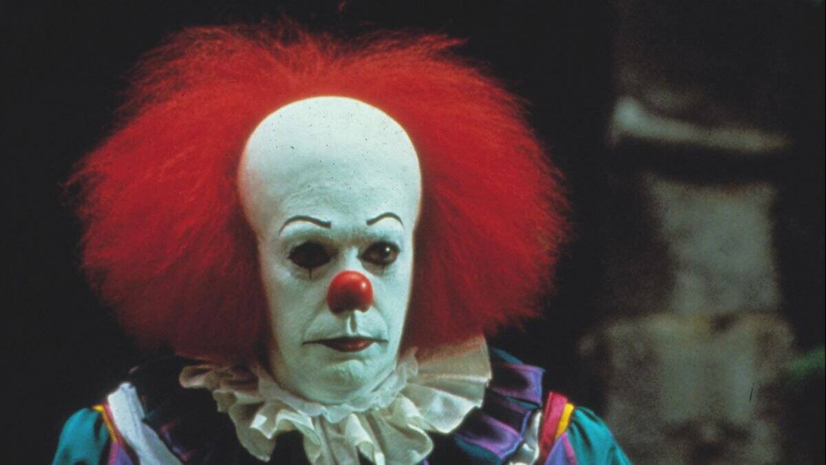 IT - La película original fue estrenada en los años 90. En 2017, el payaso Pennywise tuvo una nueva versión, con mucho éxito como la primera.