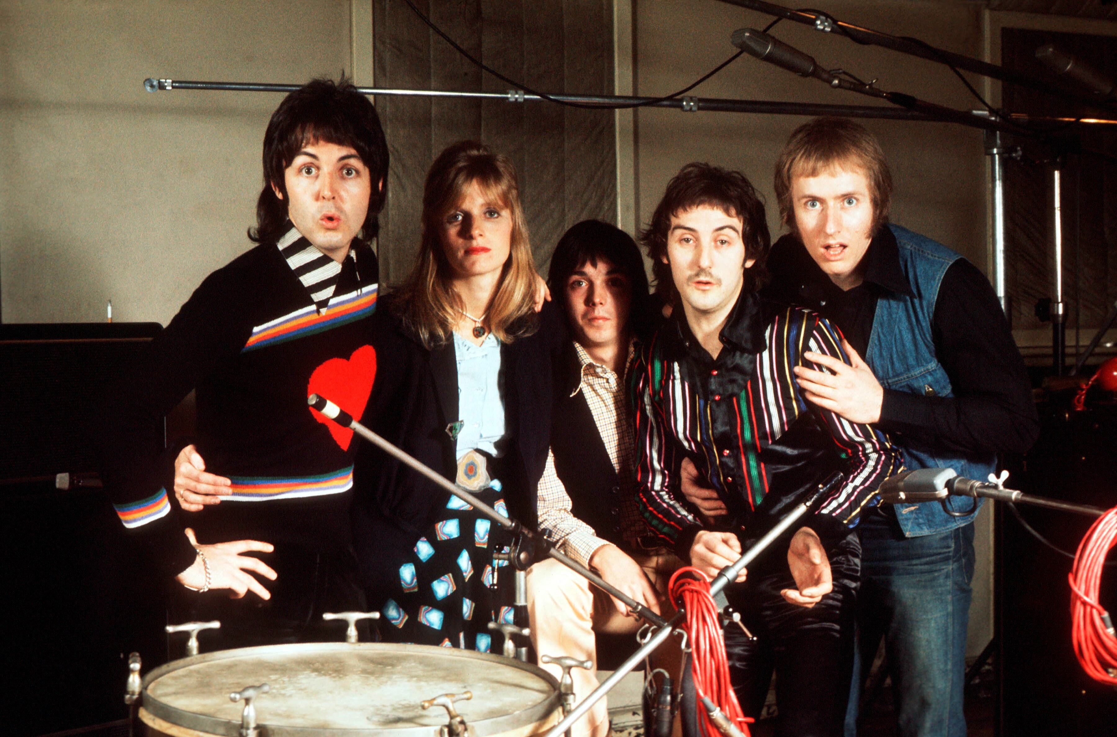 (De izquierda a derecha) Paul McCartney, Linda McCartney (1941-1998), Jimmy McCulloch, Denny Laine y Geoff Britton de Wings en 1974. (Foto de Michael Putland/Getty Images)