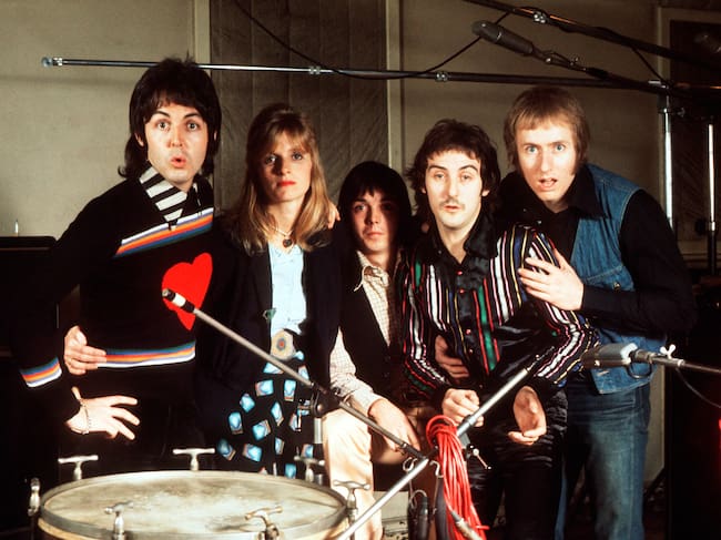 (De izquierda a derecha) Paul McCartney, Linda McCartney (1941-1998), Jimmy McCulloch, Denny Laine y Geoff Britton de Wings en 1974. (Foto de Michael Putland/Getty Images)