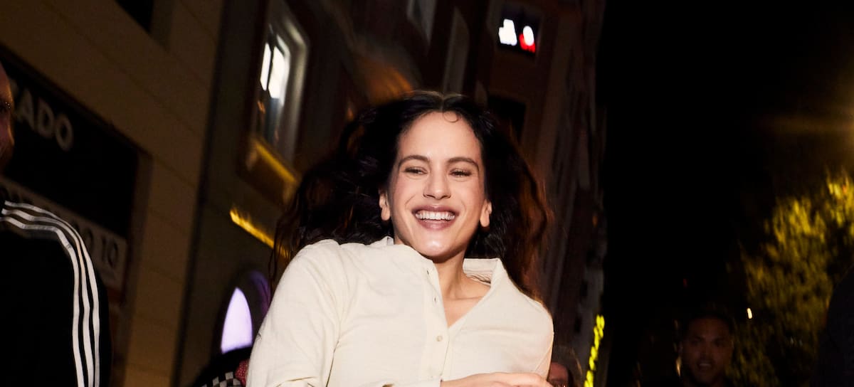 Rosalía corriendo por Gran Vía para anunciar 'LUX', su nuevo disco. (Foto cedida por la agencia Está Pasando)