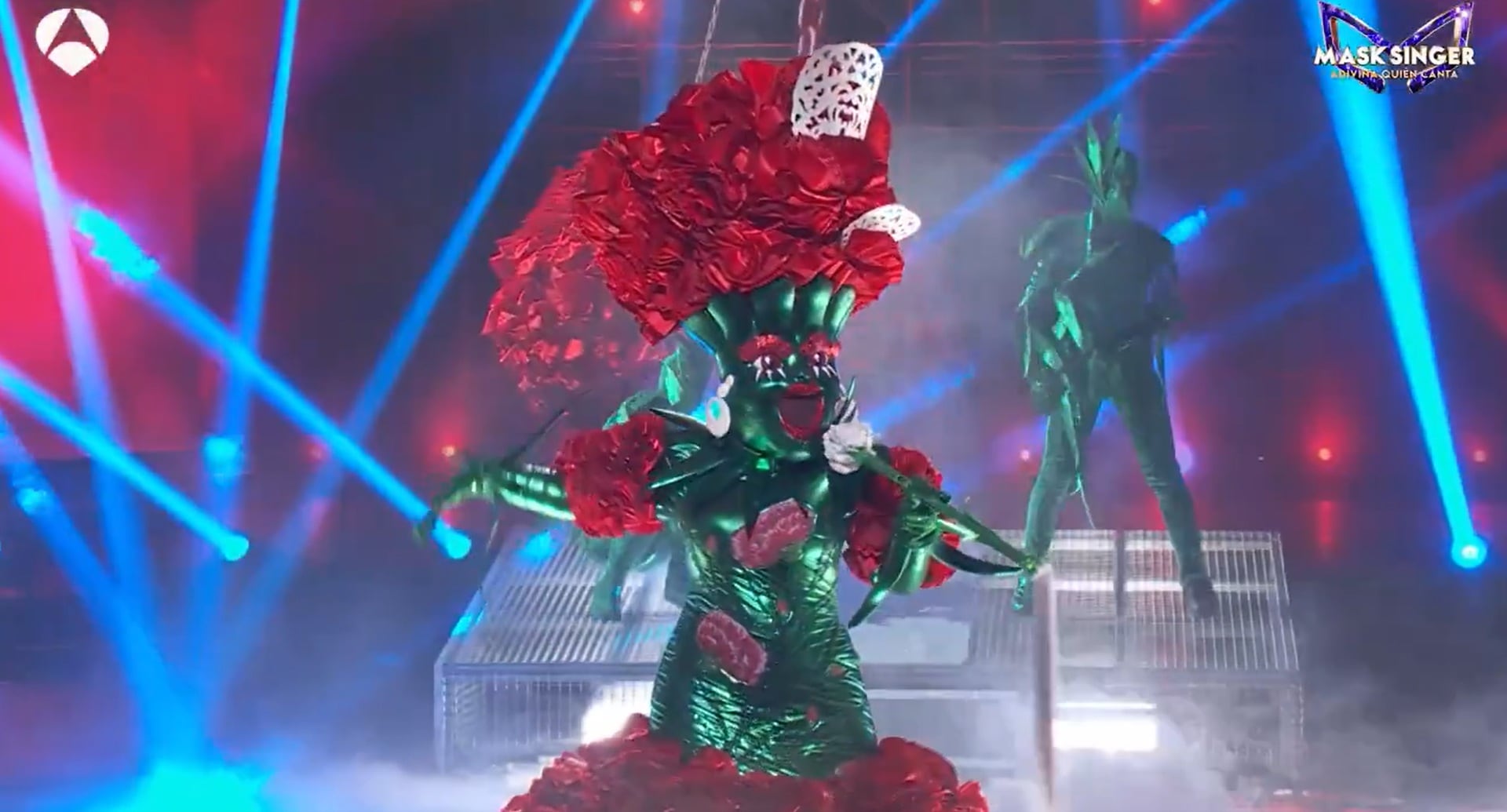 Fotograma de Clavel actuando en Mask Singer 5