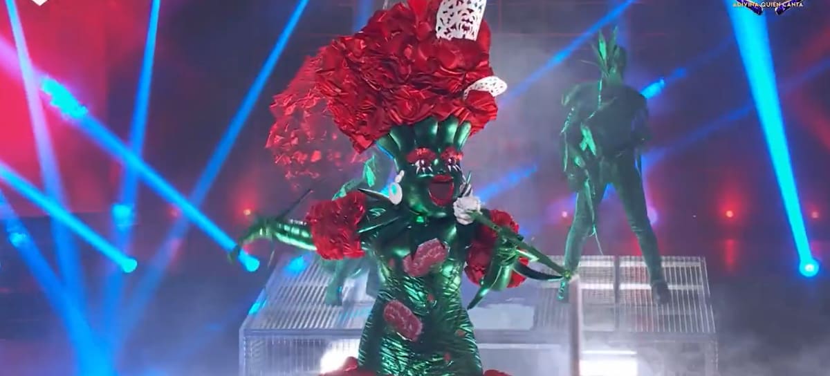 Fotograma de Clavel actuando en Mask Singer 5