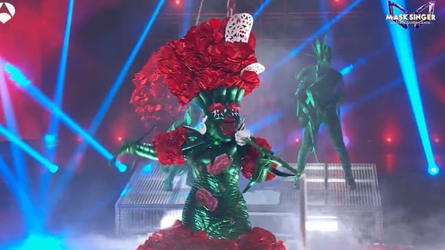 Fotograma de Clavel actuando en Mask Singer 5