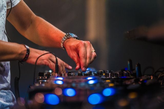 DJ en el festival Mysteryland, Holanda. / Foto: Paul Bergen/Redferns.