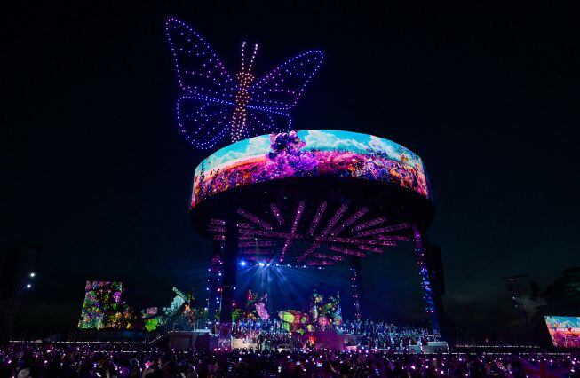 Los drones luminosos crearon formas en el cielo de la noche londinense.