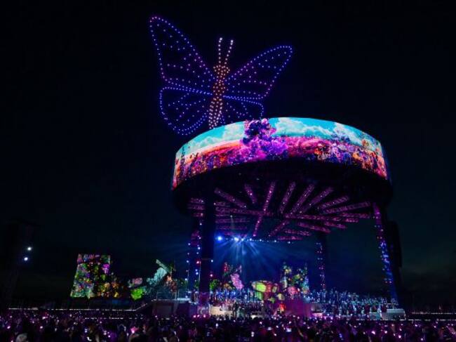 Los drones luminosos crearon formas en el cielo de la noche londinense.