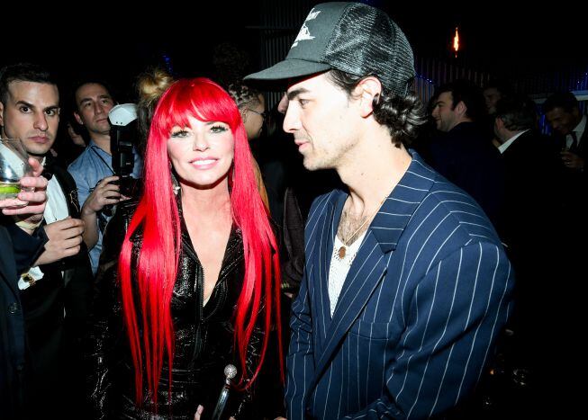 Shania Twain y Joe Jonas en los Premios Grammy 2023.