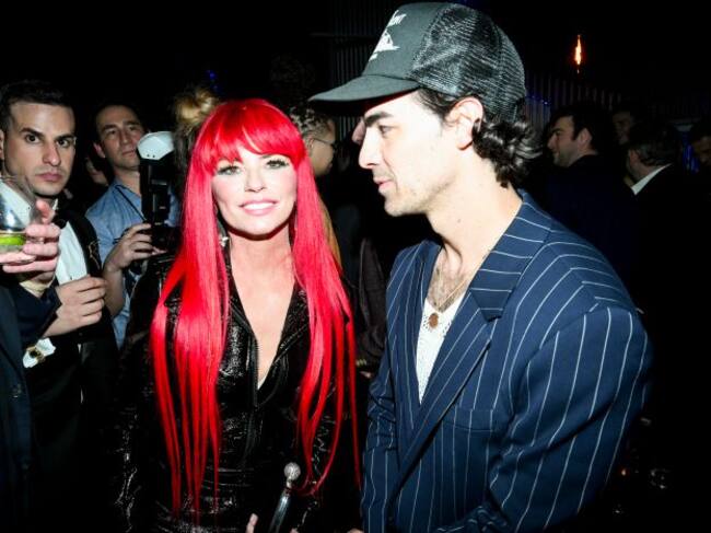 Shania Twain y Joe Jonas en los Premios Grammy 2023.