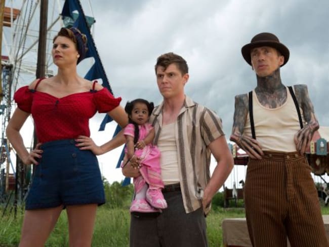 Evan Peters con el resto del reparto de 'American Horror Story: Freak Show'.