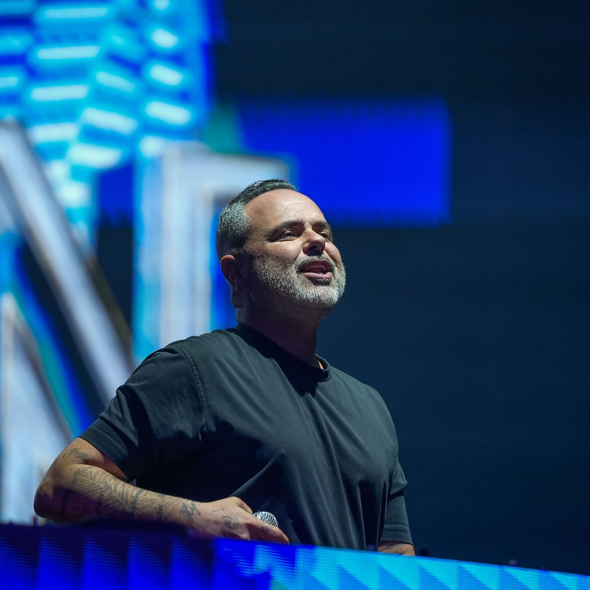 Pura nostalgia: Juan Magán revive 'Bailando Por Ahí' con una nueva versión junto a Omar Montes