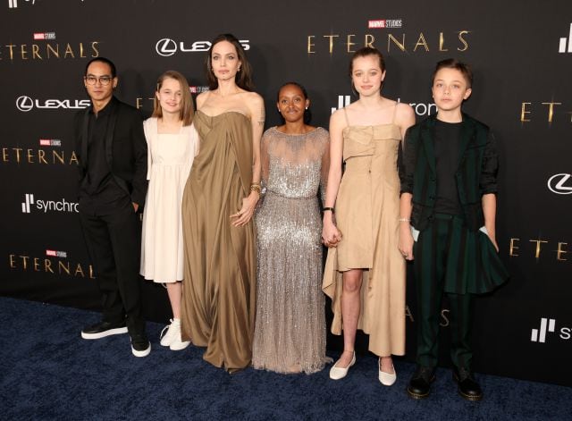 (De izq a der) Maddox Jolie-Pitt, Vivienne Jolie-Pitt, Angelina Jolie, Zahara Jolie-Pitt, Shiloh Jolie-Pitt y Knox Jolie-Pitt acuden al estreno de &#039;Eternals&#039; en el Dolby Theatre de Hollywood, California, el 18 de octubre de 2021