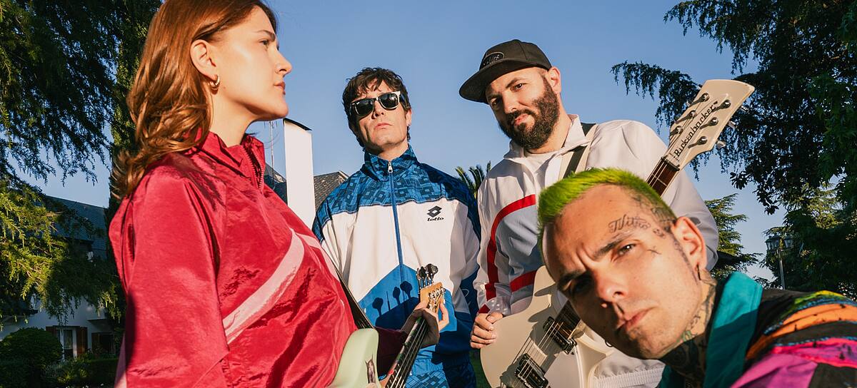 Imagen promocional del nuevo LP de La La Love You, '¿Por qué me miráis así?'.