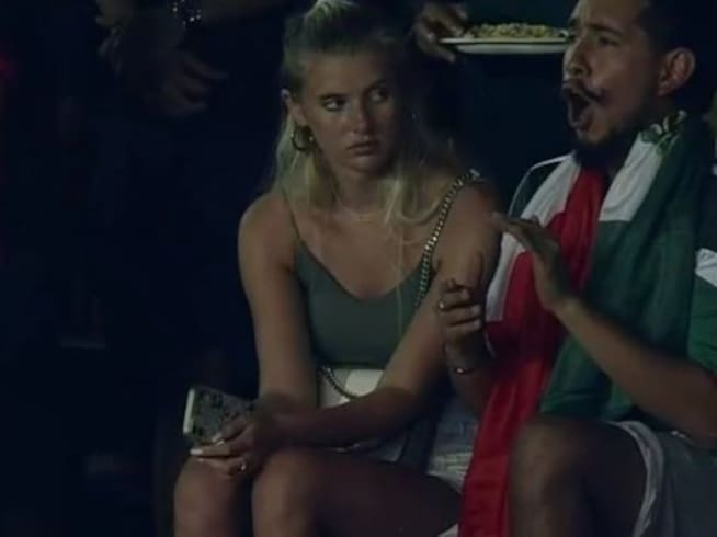 Novia aburrida se hace viral en partido de futbol