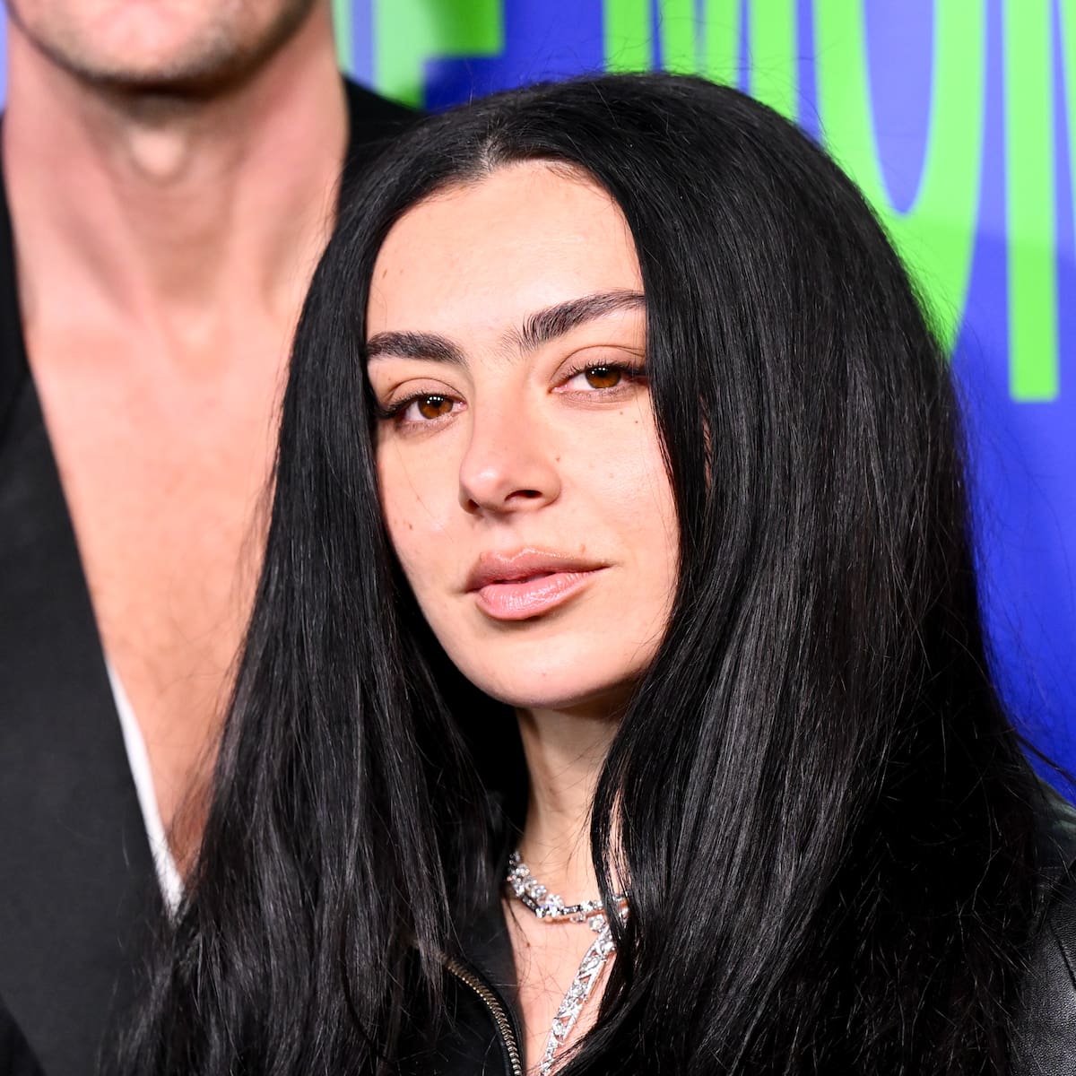 Charli XCX habla de su nuevo disco: "La pista de baile está mierta, así que ahora estamos haciendo rock"