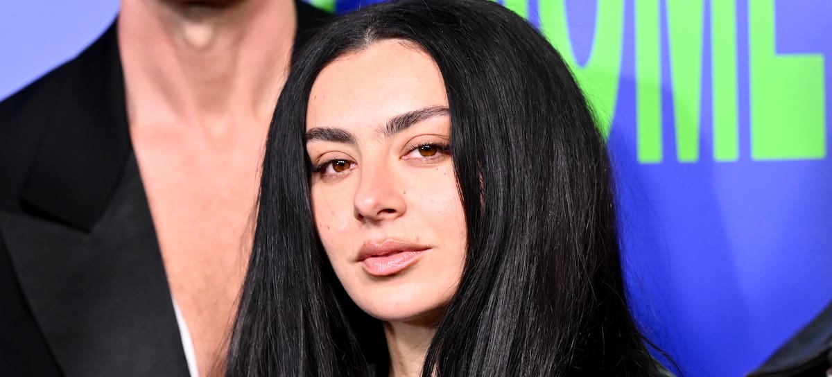 Charli XCX en la premiere de The Moment