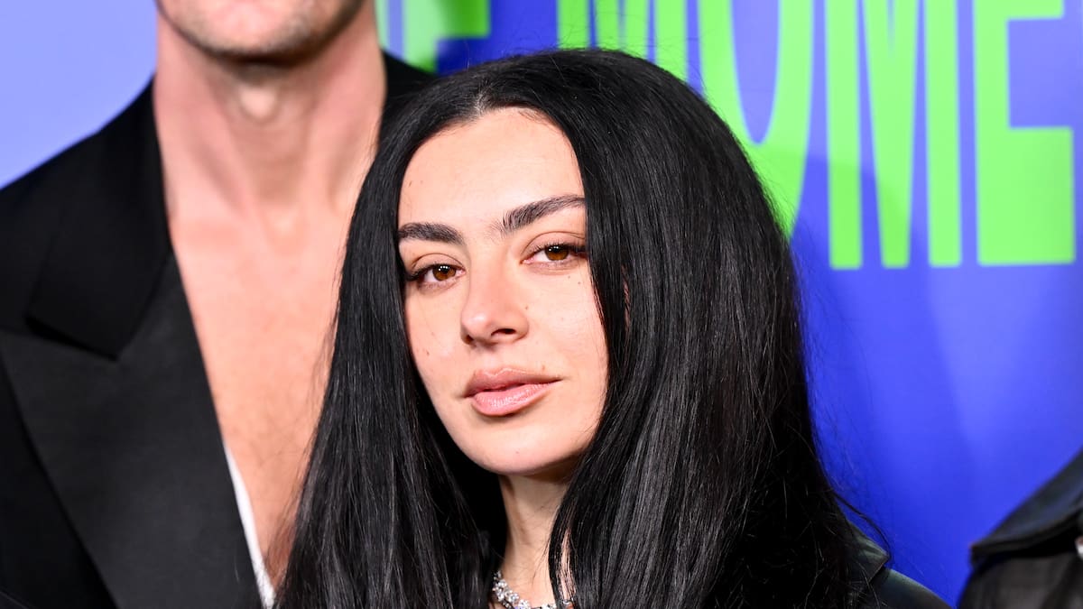 Charli XCX habla de su nuevo disco: "La pista de baile está mierta, así que ahora estamos haciendo rock"