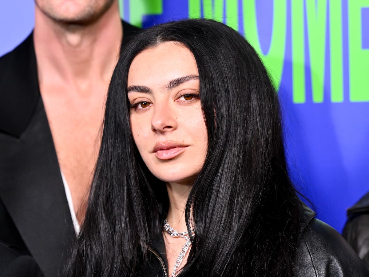 Charli XCX habla de su nuevo disco: "La pista de baile está mierta, así que ahora estamos haciendo rock"