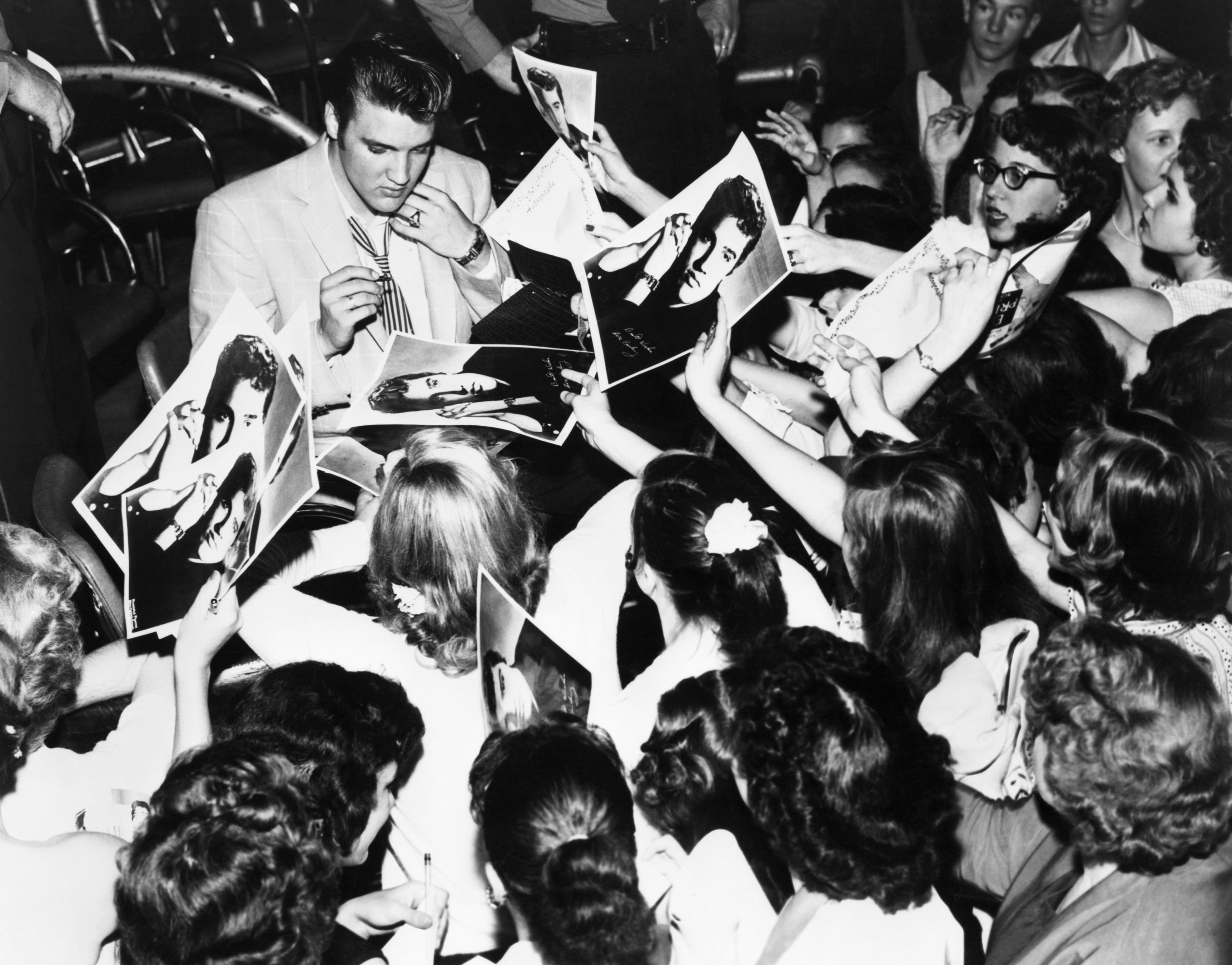 Elvis Presley firmando autógrafos