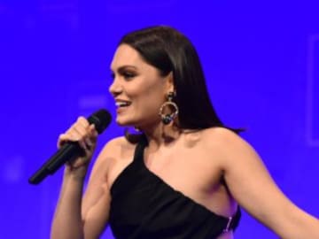 Jessie J interrumpe su concierto en Douglas para lanzar un emotivo mensaje