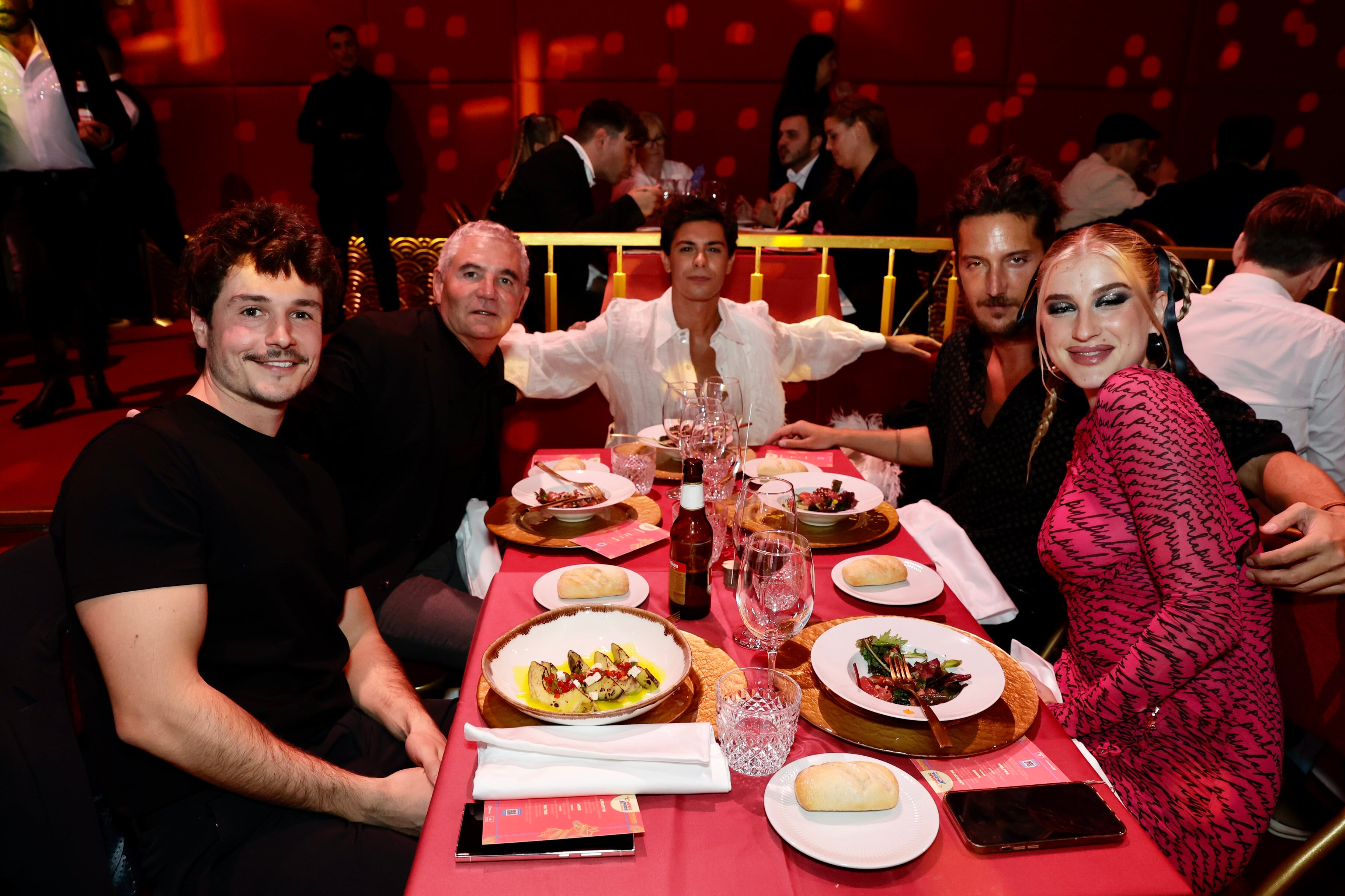 Miki Núñez, Alfred y Samantha en la cena de nominados de LOS40 Music Awards Santander 2023 / Foto: Jorge París y Elena Buenavista