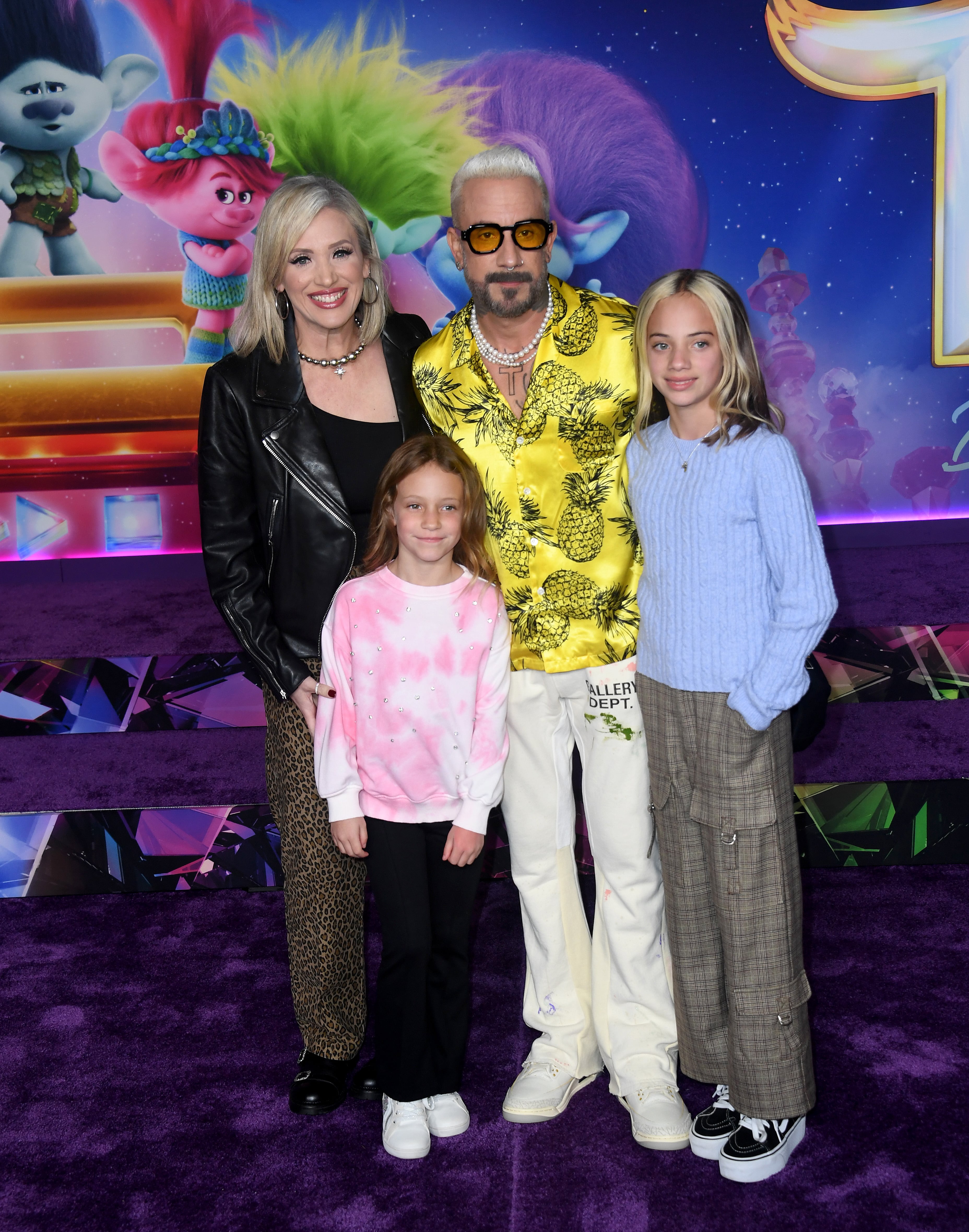 Aj McLean (de Backstreet Boys), su mujer y sos dos hijas en la premiere de &quot;Trolls: Band Together en Noviembre de 2023.