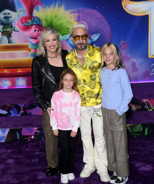 Aj McLean (de Backstreet Boys), su mujer y sos dos hijas en la premiere de &quot;Trolls: Band Together en Noviembre de 2023.