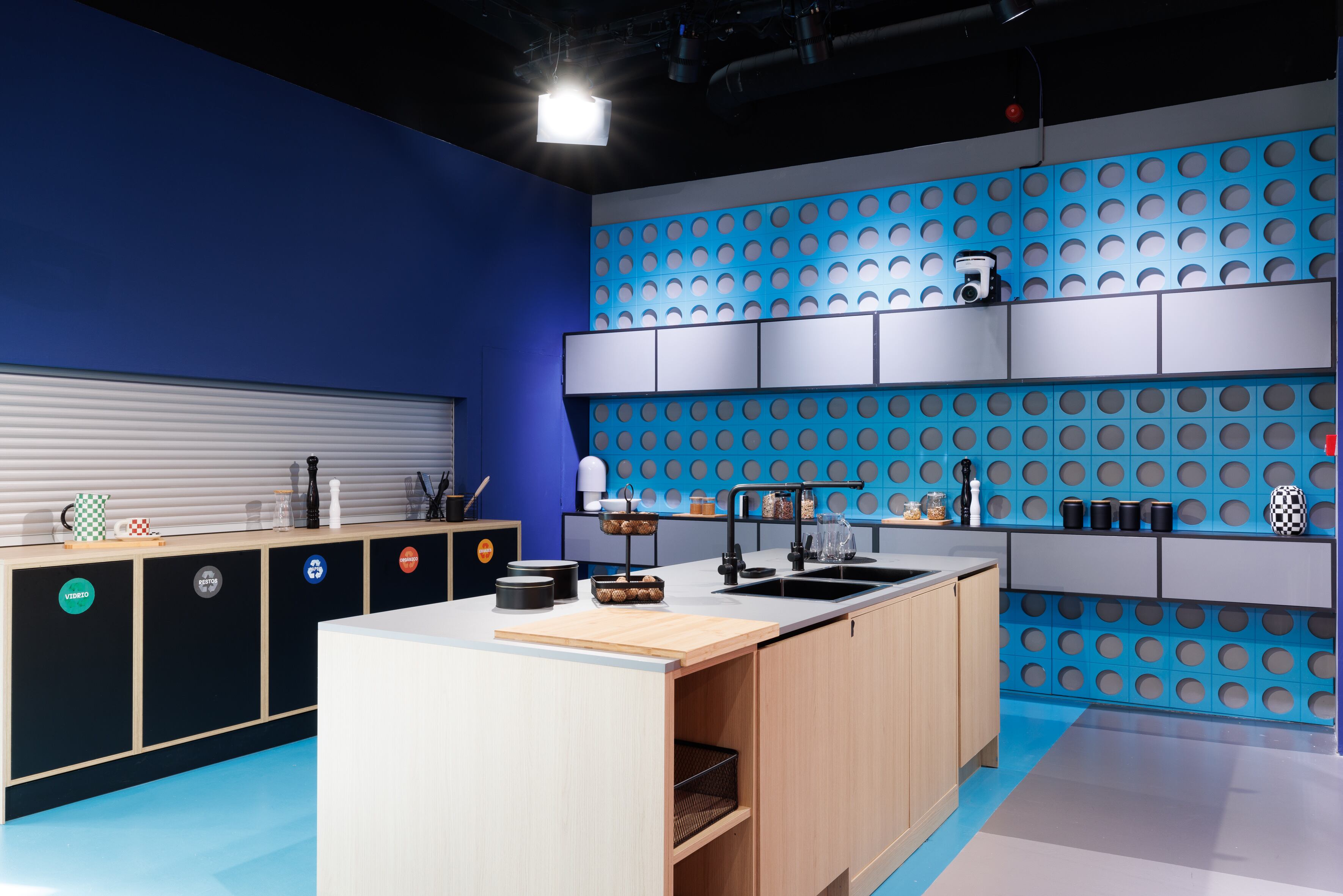 La de vasos de leche con galletas que han visto engullir estos muros. Por suerte, un buen tentempié es la excusa perfecta para charlar de música, compañeros y las galas. Habrá que esperar a ver si lo que mejor se cocina en esta edición sea un buen salseo.