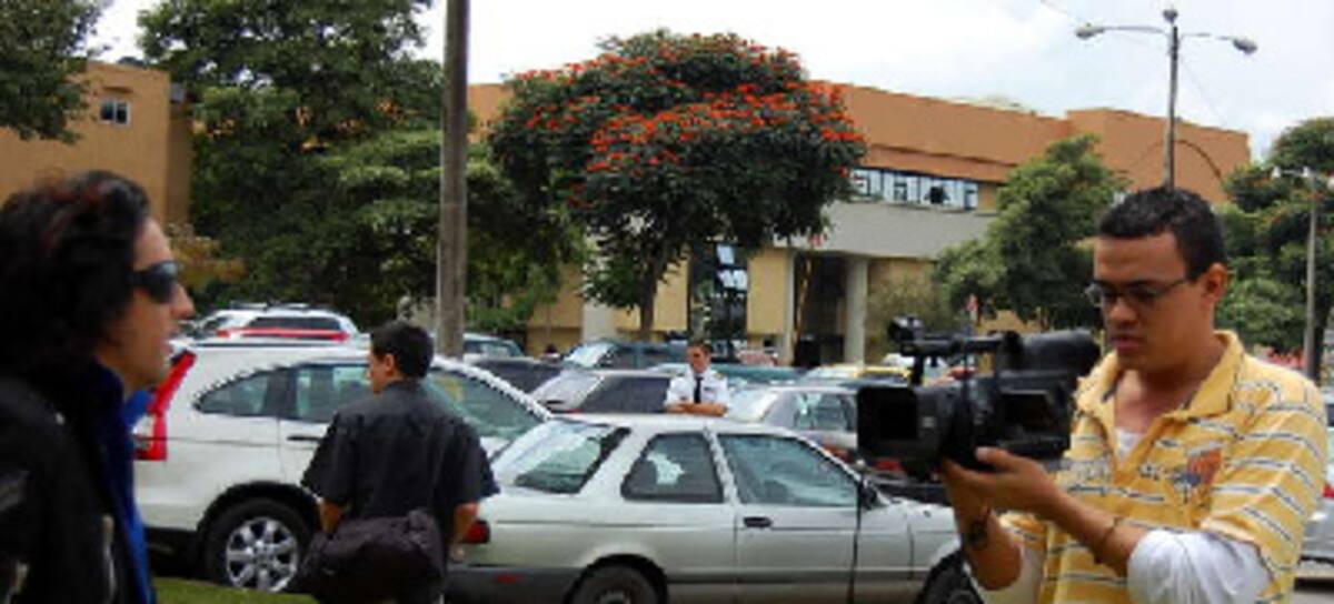 Un día en La U Sembrando árboles...