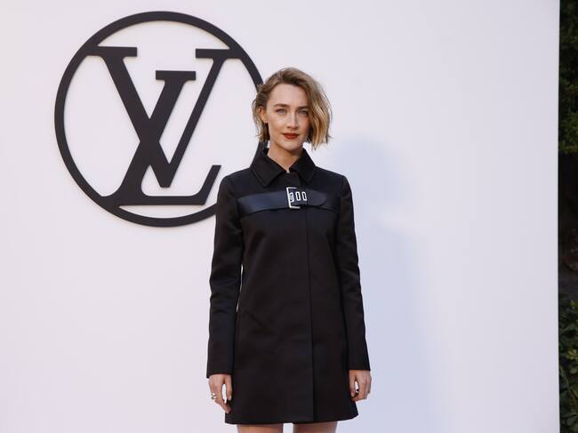 La actriz francesa ha llevado uno de los outfits más curiosos. No era más que una 'camisa de fuerza' reinterpretada en color negro.