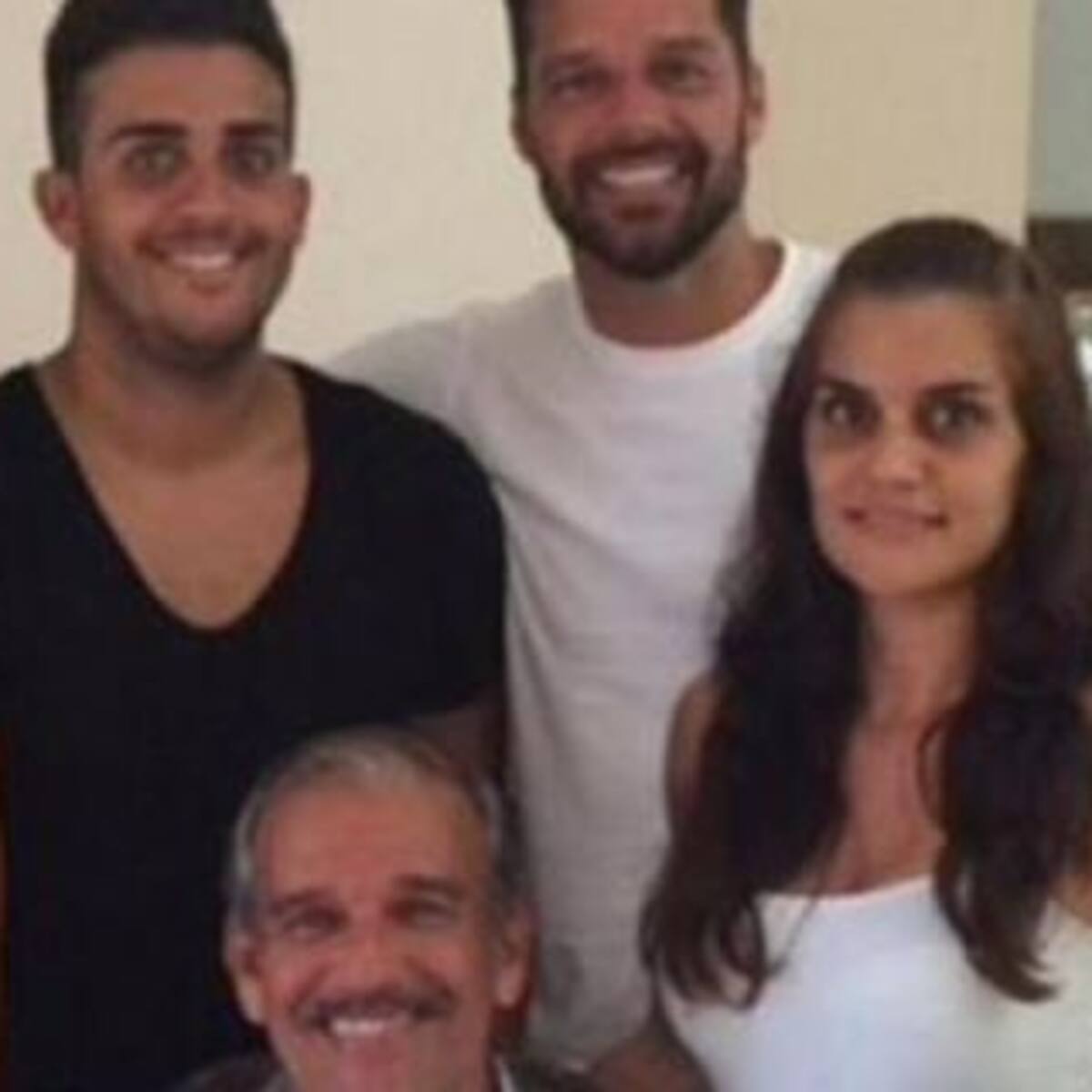 Conocé a Eric, el hermano de Ricky Martin que la rompe en las redes sociales por su físico
