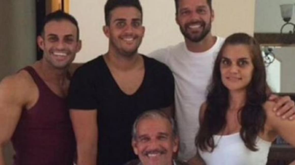 Conocé a Eric, el hermano de Ricky Martin que la rompe en las redes sociales por su físico